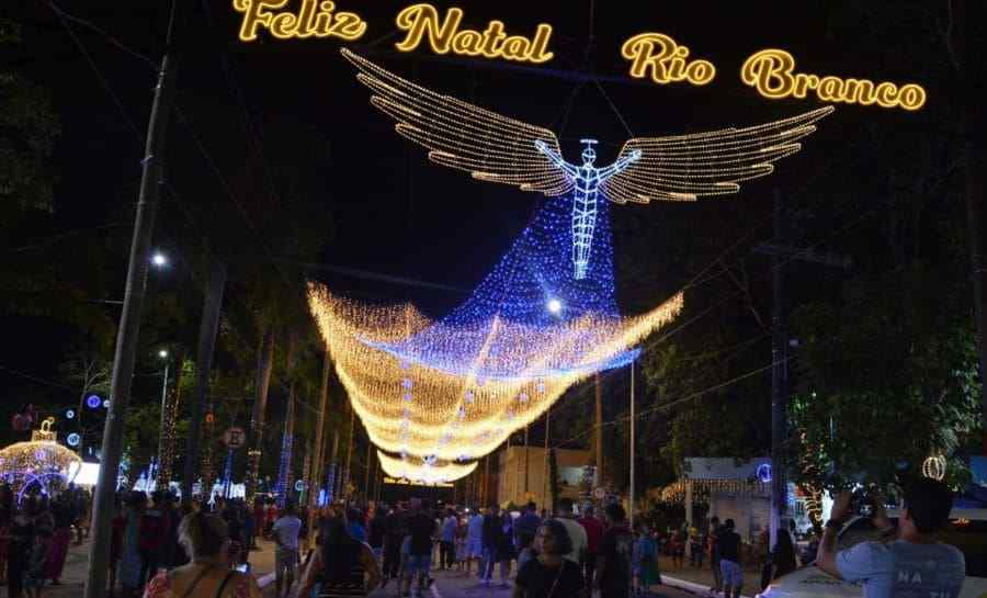 Praça da Revolução em Rio Branco é iluminada com espetáculo do acender das luzes de Natal